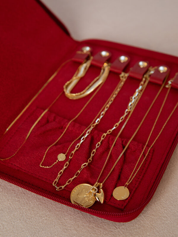 Les Soeurs Pochette à bijoux 1. Vous cherchez un étui compact pour ranger vos bijoux Les Soeurs préférés au quotidien? Ce...