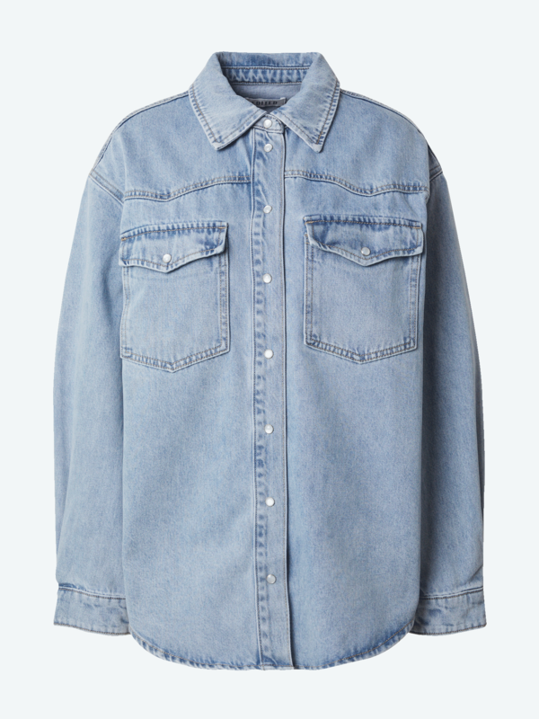 Edited Chemise en denim oversize Jesse 2. Cette chemise en denim, avec son charme intemporel et sa polyvalence, constitue...