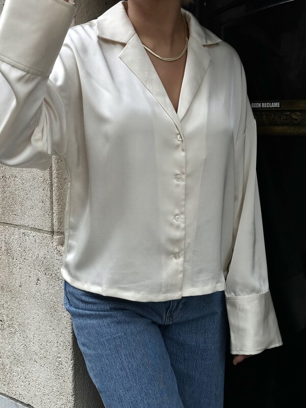 Edited Chemise Jodie 1. Cette élégante blouse constitue un point de départ chic pour toute tenue. Confectionnée en satin ...