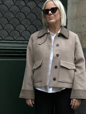 Veste Ashley. Le manteau de laine intemporel a été modernisé avec des détails en velours côtelé et un mélange de laine re...