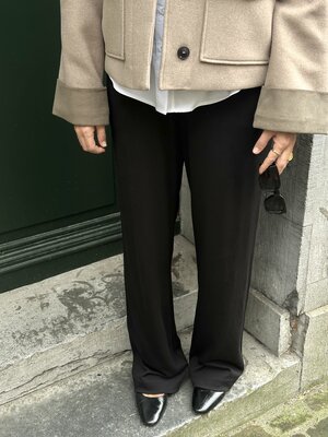 Pantalon Sude. Chaque garde-robe a besoin d'un bon pantalon qui s'accorde avec tout. Celui-ci a une taille haute et des j...