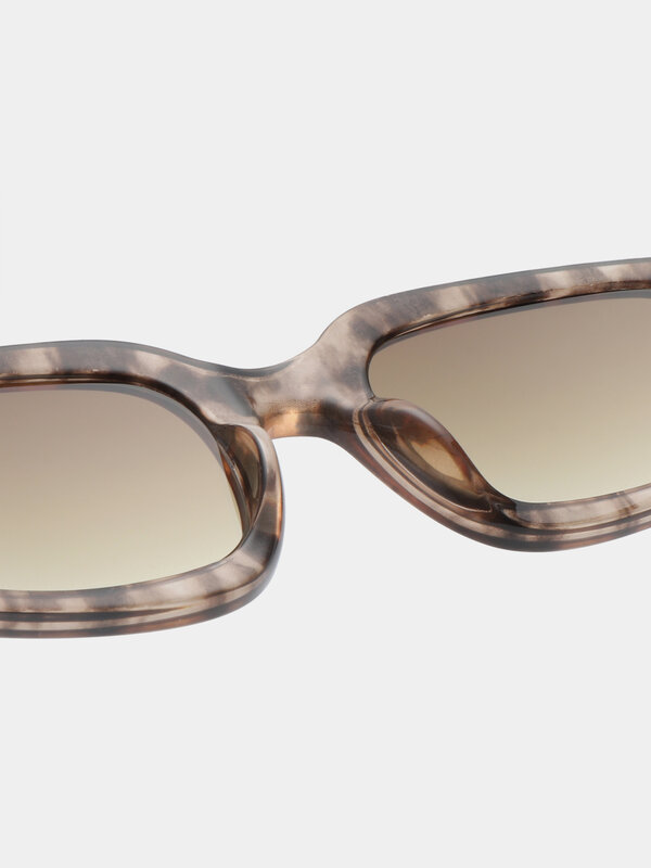 A.Kjaerbede Lunettes de soleil Alex 6. Alex est une monture unisexe solide et musclée pour ceux qui aiment un style plus ...