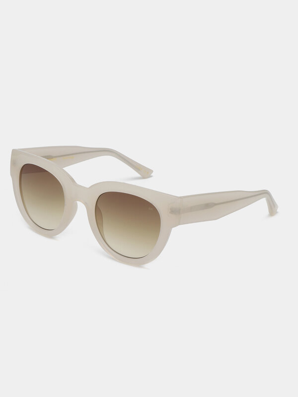 A.Kjaerbede Lunettes de soleil Lilly 5. La monture Lilly est grande, extravagante mais à la fois classique et élégante. L...