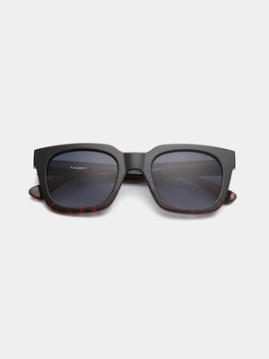 Sunglasses Nancy. Nancy is an elegant style. The large and wide glasses give the face character and a very exclusive expr...