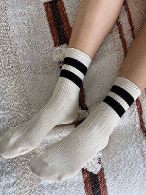 Chaussettes Her Varsity. Ces chaussettes sont une version rayée des chaussettes Her originales qui sont classiquement côt...