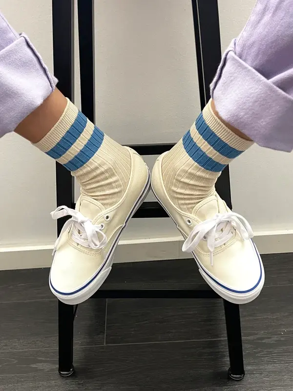 Le Bon Shoppe Chaussettes Her Varsity 3. Ces chaussettes sont une version rayée des chaussettes Her originales qui sont c...