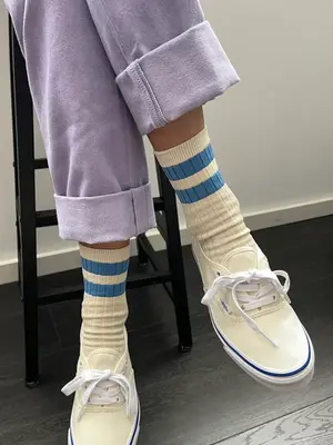 Sokken Her Varsity. Deze sokken zijn een gestreepte versie van de originele Her sokken die klassiek geribbeld zijn, de pe...