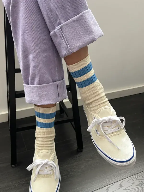 Le Bon Shoppe Chaussettes Her Varsity 1. Ces chaussettes sont une version rayée des chaussettes Her originales qui sont c...