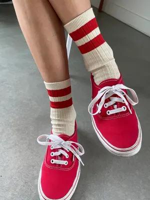 Chaussettes Her Varsity. Ces chaussettes sont une version rayée des chaussettes Her originales qui sont classiquement côt...