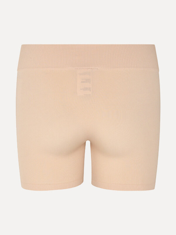 MBYM Short sans couture 5. Opt for comfort and discretion with these seamless shorts in a soft nude color, designed to pr...