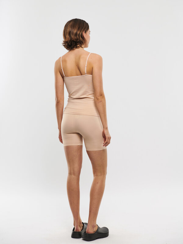 MBYM Short sans couture 3. Opt for comfort and discretion with these seamless shorts in a soft nude color, designed to pr...