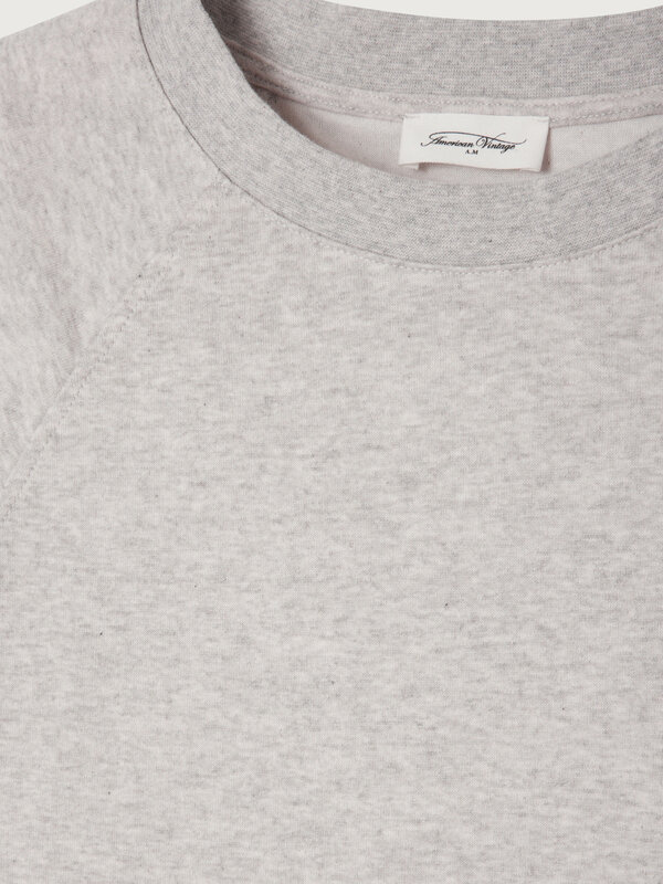 American Vintage T-Shirt Ruzy 6. Upgrade je look met dit veelzijdige grijsT-shirt. Of je het nu combineert met een jeans ...