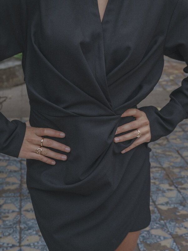 Les Soeurs Robe drapée Moana 3. Créez un look chic intemporel avec cette petite robe noire, offrant un superbe effet drap...