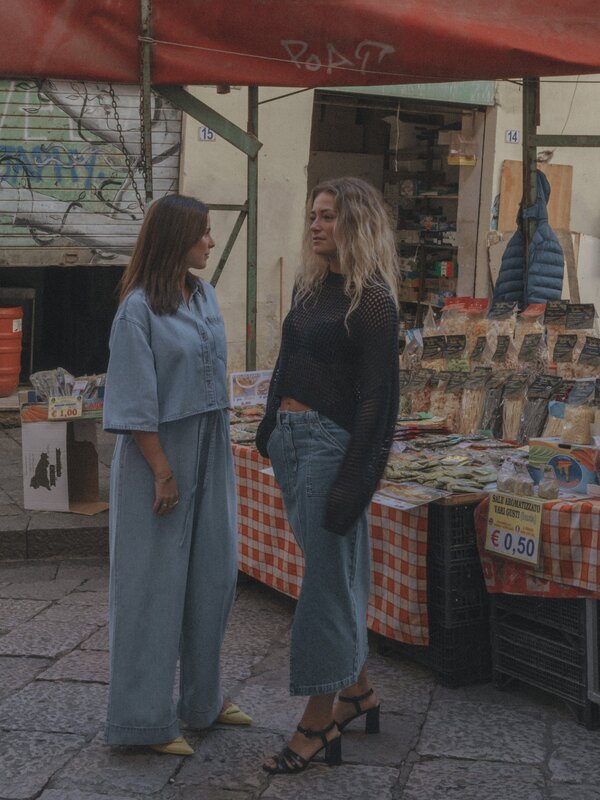 Les Soeurs Chemise courte Logan 3. Créez une ambiance décontractée et branchée avec ce haut court bleu au style denim. Le...