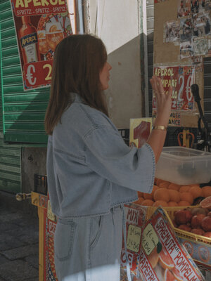 Chemise Logan. Créez une ambiance décontractée et branchée avec ce haut court bleu au style denim. Les manches courtes la...