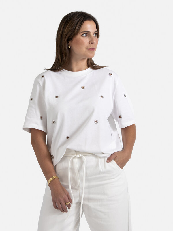 Edited T-Shirt Venke 1. Laat je stijl spreken en maak een statement met dit witte T-shirt, voorzien van opvallende metale...