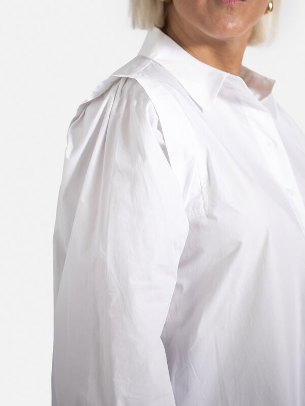 MBYM Chemise Laina Suhana 5. Rehaussez votre garde-robe quotidienne avec cette blouse en coton. La blouse est dotée d'un ...