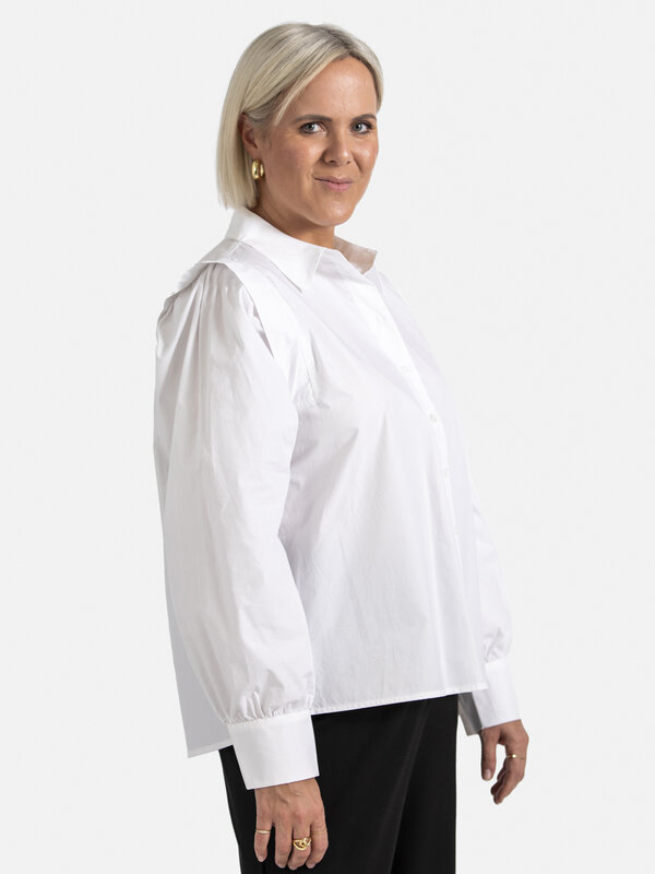 MBYM Chemise Laina Suhana 1. Rehaussez votre garde-robe quotidienne avec cette blouse en coton. La blouse est dotée d'un ...