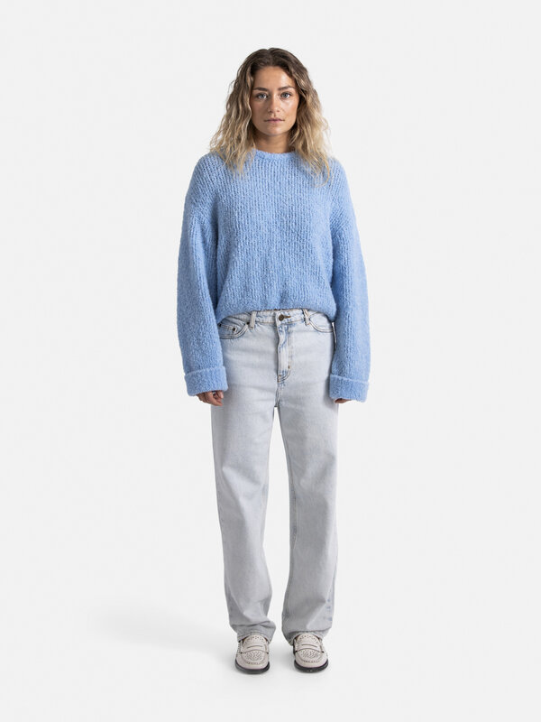 American Vintage Knitted jumper Zolly 3. Create a timeless and warm look with this knitted sweater in a beautiful blue co...