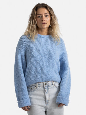Knitted jumper Zolly. Create a timeless and warm look with this knitted sweater in a beautiful blue color. The bouclé kni...