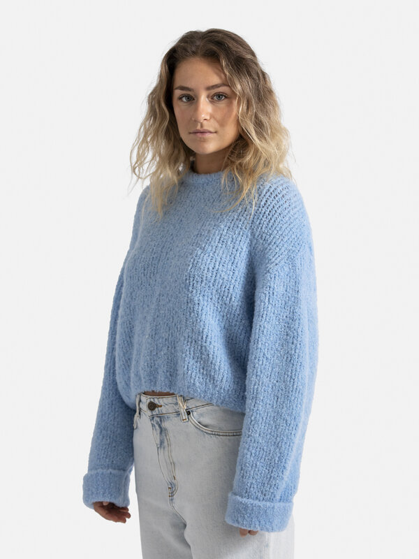 American Vintage Knitted jumper Zolly 4. Create a timeless and warm look with this knitted sweater in a beautiful blue co...