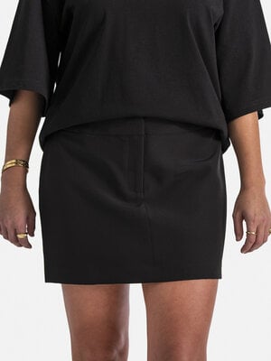 Jupe Freya. Un incontournable de votre garde-robe, cette mini-jupe intemporelle offre d'innombrables combinaisons de styl...