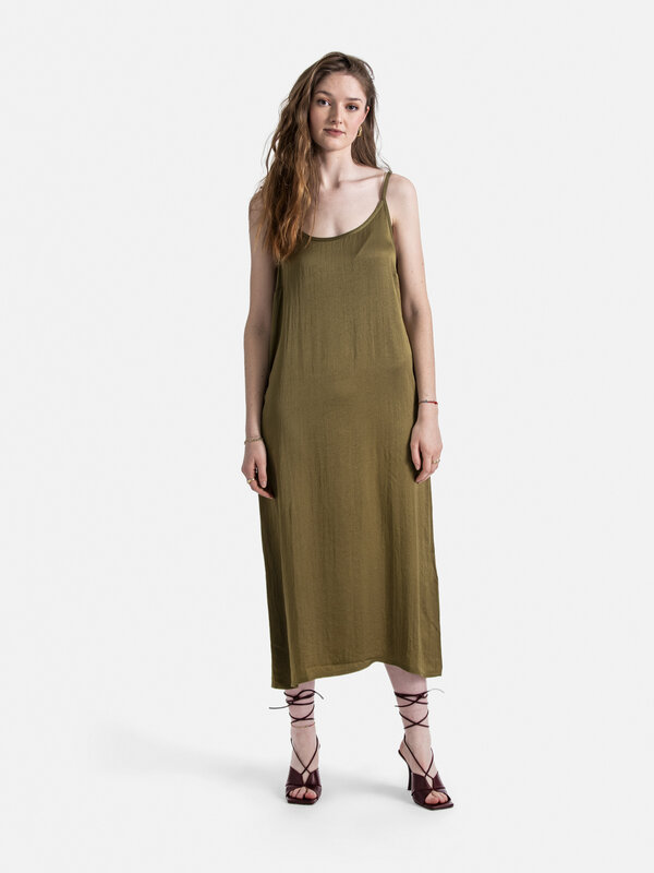 American Vintage Dress Widland 1. Radiate in this satin slip dress, a perfect choice for the transition to warmer tempera...