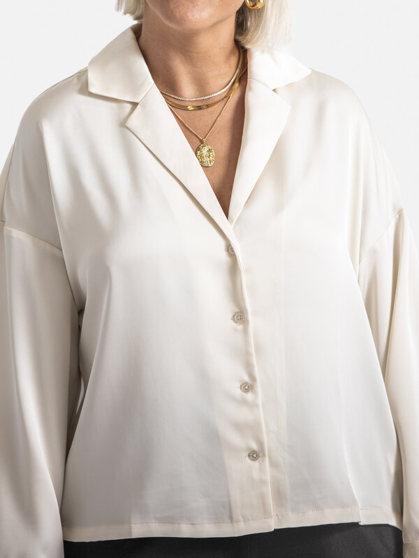Edited Chemise Jodie 6. Cette élégante blouse constitue un point de départ chic pour toute tenue. Confectionnée en satin ...