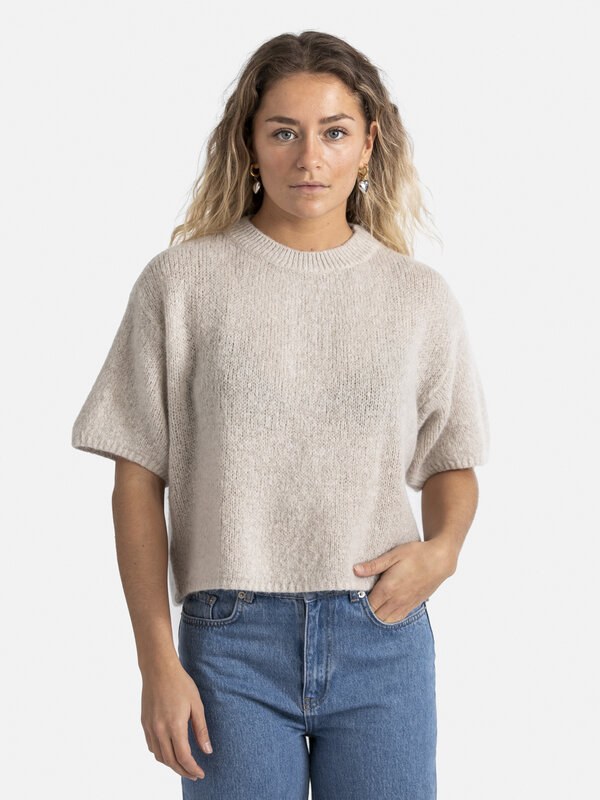 Le Marais Knitted jumper Dora 1. This casual knitted sweater with short sleeves is a must-have for your everyday outfits....