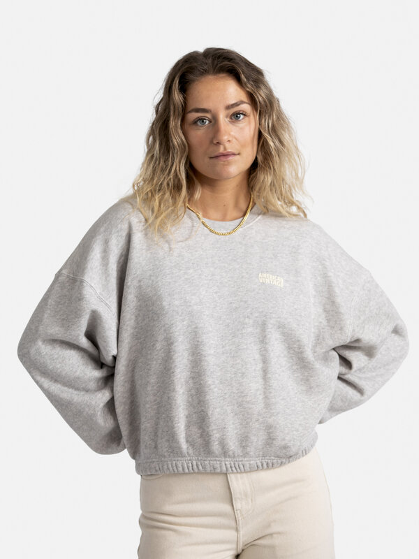 American Vintage Sweat Kodytown 1. This casual short sweater is perfect for a relaxed look. With dropped shoulders and lo...
