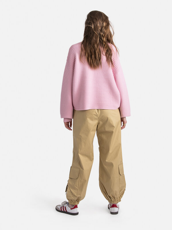 Edited Jumper Everlee 5. Optez pour un style sans effort et confortable avec ce pull rose. La texture ajoute du caractère...