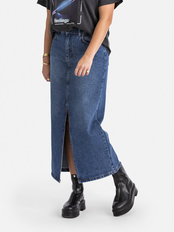 MBYM Jupe en jean Maya 4. Le denim est le classique éternel, et cela s'applique également à cette jupe midi intemporelle....