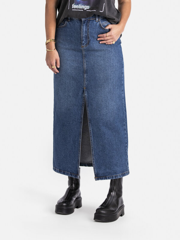 MBYM Denim rok Maya 1. Denim is de eeuwige klassieker en dat geldt ook voor deze tijdloze midirok. Deze rok heeft een fla...