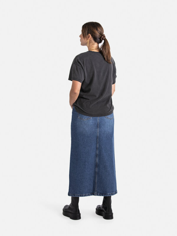 MBYM Denim skirt Maya 5. Denim is the eternal classic, and that also applies to this timeless midi skirt. This skirt feat...