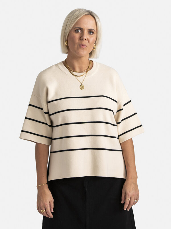 Selected Top en maille Livia 5. Restez au chaud et élégant avec ce top tricoté. La combinaison de manches courtes et de r...