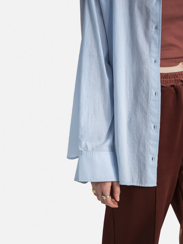 Les Soeurs Chemise Yara 7. Découvrez l'équilibre parfait entre confort et style avec cette chemise tendance bleu clair. N...