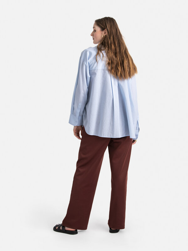 Les Soeurs Chemise Yara 8. Découvrez l'équilibre parfait entre confort et style avec cette chemise tendance bleu clair. N...