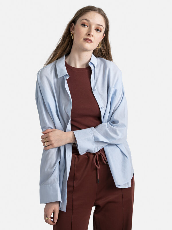 Les Soeurs Shirt Yara 5. Discover the perfect balance between comfort and style with this trendy light blue shirt. Not on...