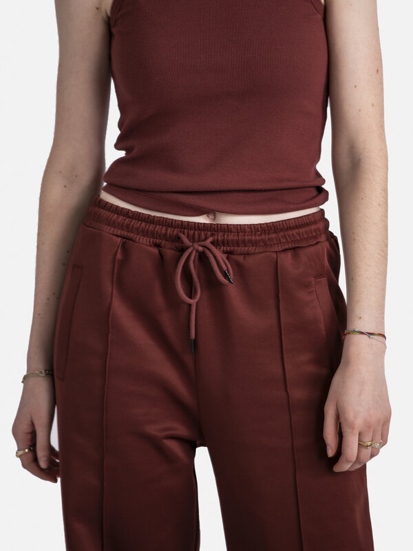 Les Soeurs Pantalon Yuna 6. Ajoutez une touche de caractère à votre tenue avec ce pantalon de jogging bordeaux, idéal pou...