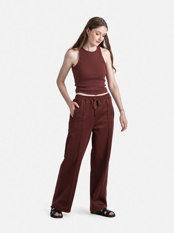 Les Soeurs Pantalon Yuna 5. Ajoutez une touche de caractère à votre tenue avec ce pantalon de jogging bordeaux, idéal pou...