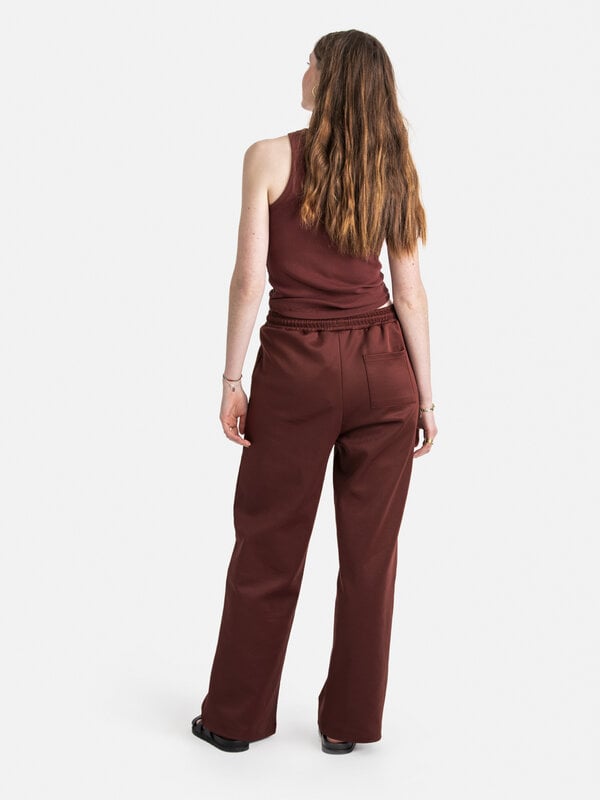 Les Soeurs Trousers Yuna 7. Add some edge to your outfit with these cool burgundy joggers, perfect for an urban and trend...