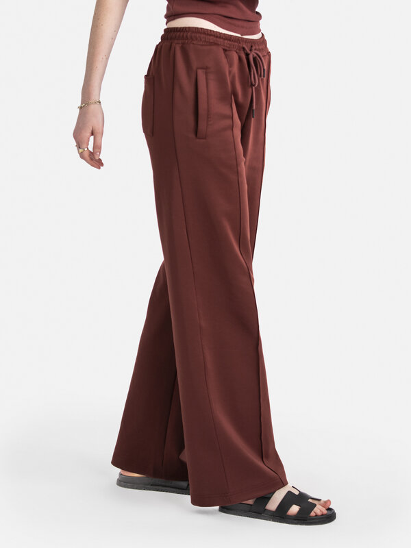 Les Soeurs Trousers Yuna 4. Add some edge to your outfit with these cool burgundy joggers, perfect for an urban and trend...