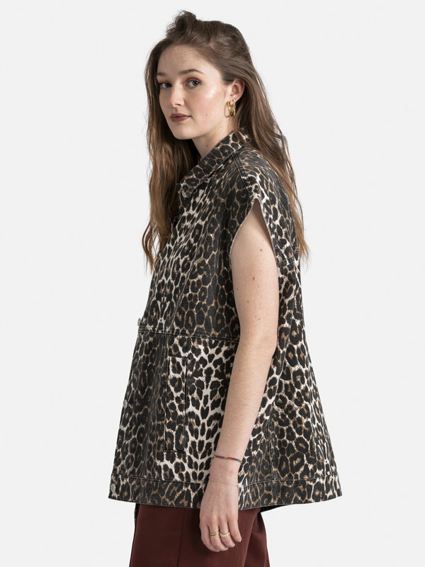 Les Soeurs Sleeveless leopard jack Loa 5. Transform your look in this sleeveless leopard print vest. A versatile piece th...