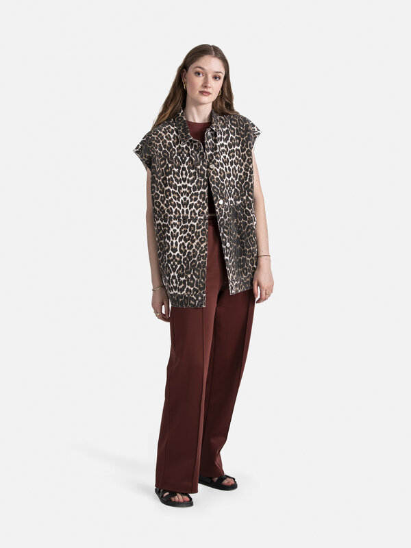 Les Soeurs Sleeveless leopard jack Loa 6. Transform your look in this sleeveless leopard print vest. A versatile piece th...