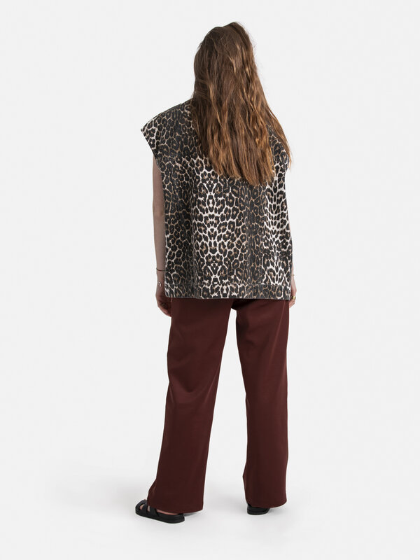 Les Soeurs Veste sans manches en léopard Loa 7. Transforme ton look avec cette veste sans manches à imprimé léopard. Un v...