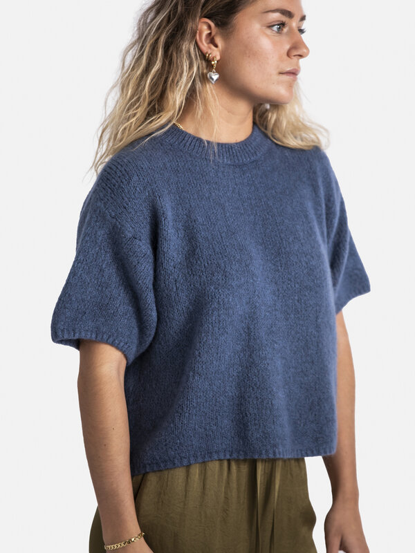 Le Marais Gebreide trui Dora 4. Deze casual gebreide trui met korte mouwen is een must-have voor je dagelijkse outfits. H...