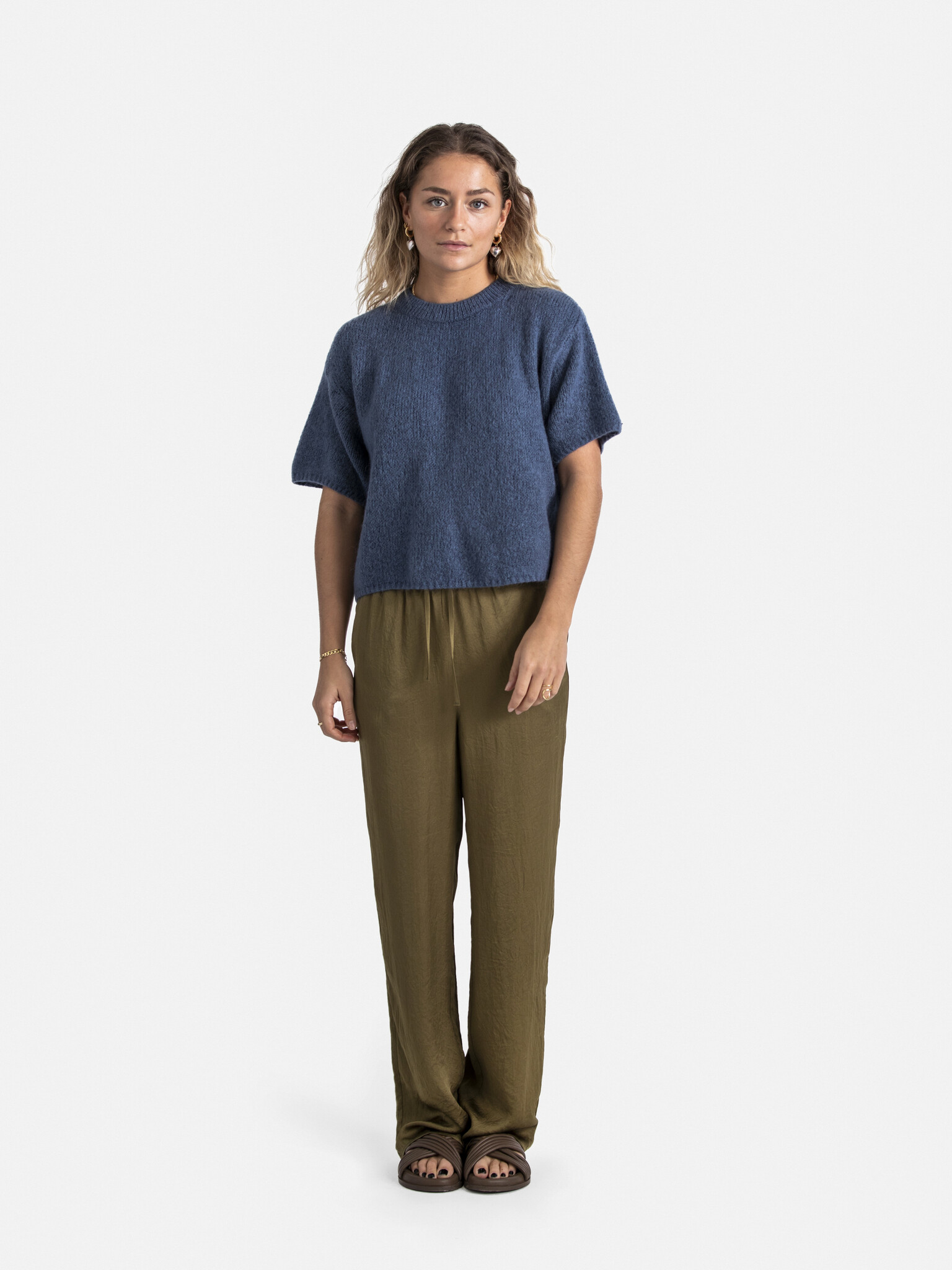 Le Marais Knitted jumper Dora 3. This casual knitted sweater with short sleeves is a must-have for your everyday outfits....