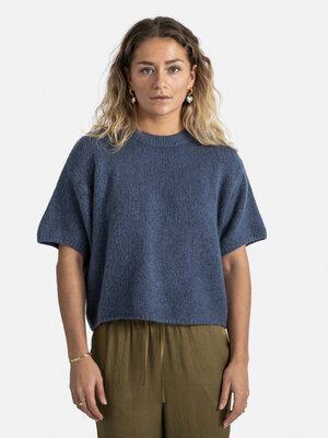 Pull Dora Pull Dora. Ce pull en tricot décontracté à manches courtes est un incontournable pour vos tenues quotidiennes. La maille ...
