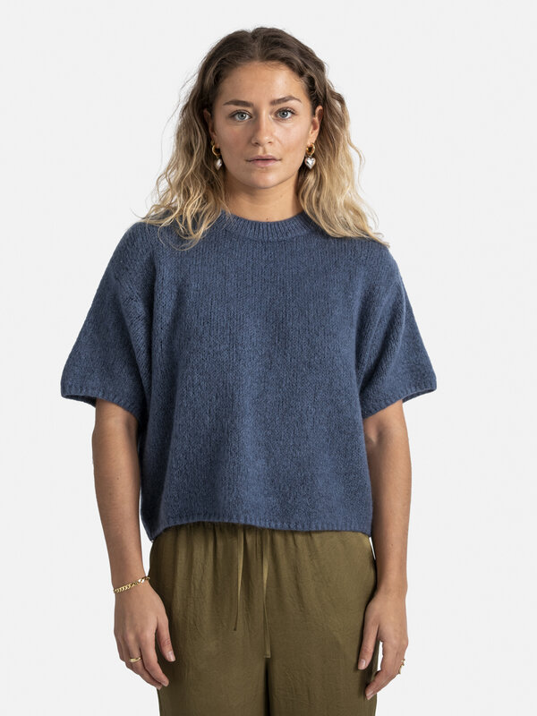 Le Marais Knitted jumper Dora 1. This casual knitted sweater with short sleeves is a must-have for your everyday outfits....