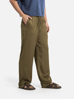 Pantalon Widland. Optez pour une élégance intemporelle avec ce pantalon vert à l'aspect soyeux, idéal pour toutes les occ...